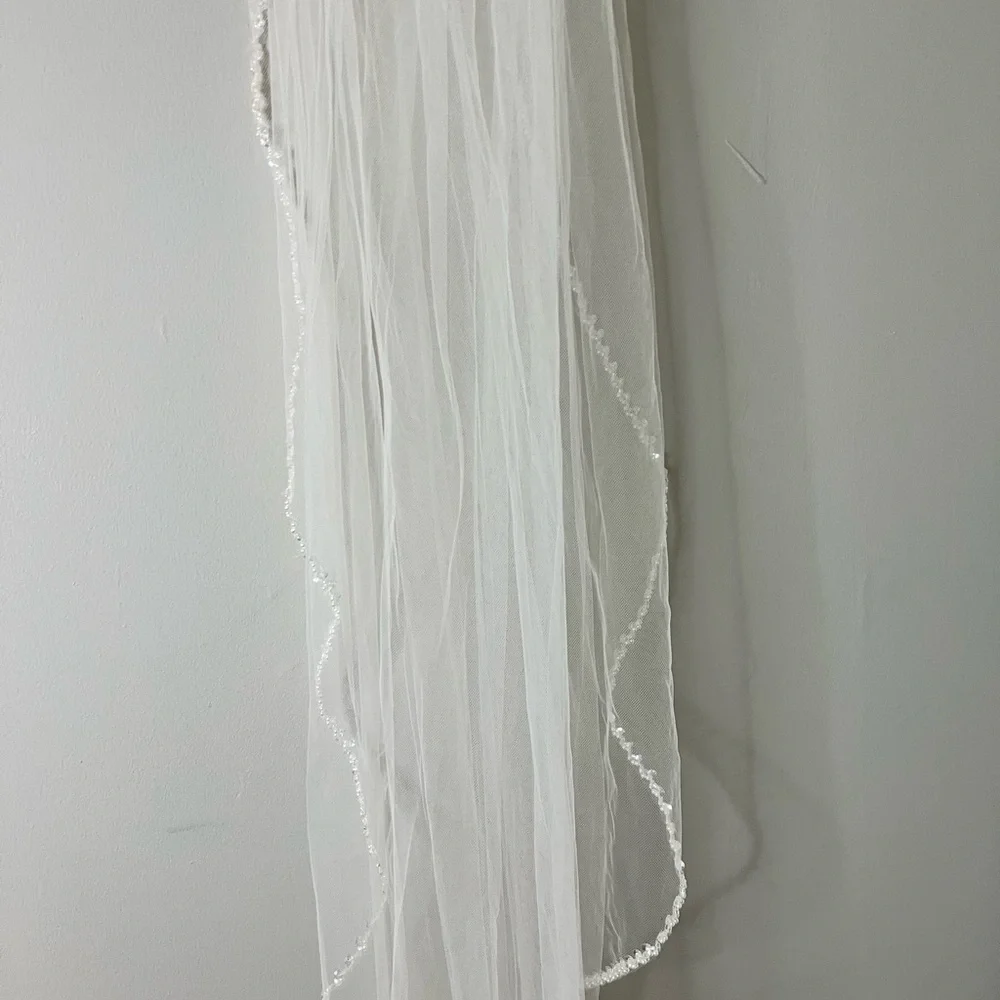 Bride & Groom white signs, drink holder, 8 sign/photo holders and a fun veil